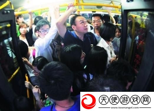 公交一晃一晃就进去了
