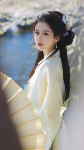 父亲有力挺送女儿的花园:这一份无言的爱，竟在花园里悄悄绽放，背后意义深刻！