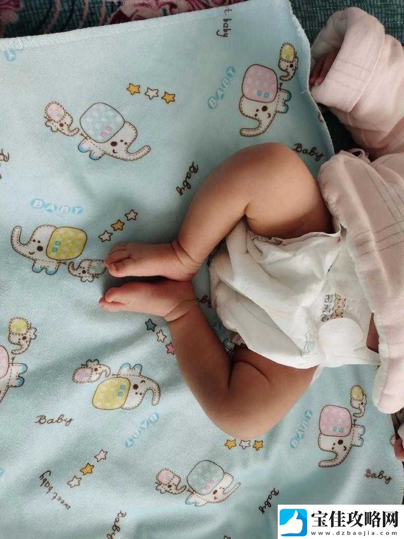 宝宝躺着双腿往上翘-这可爱姿势萌翻众人